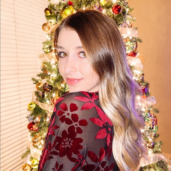 Meet your Posher, Nicole - Picture 2 of 5